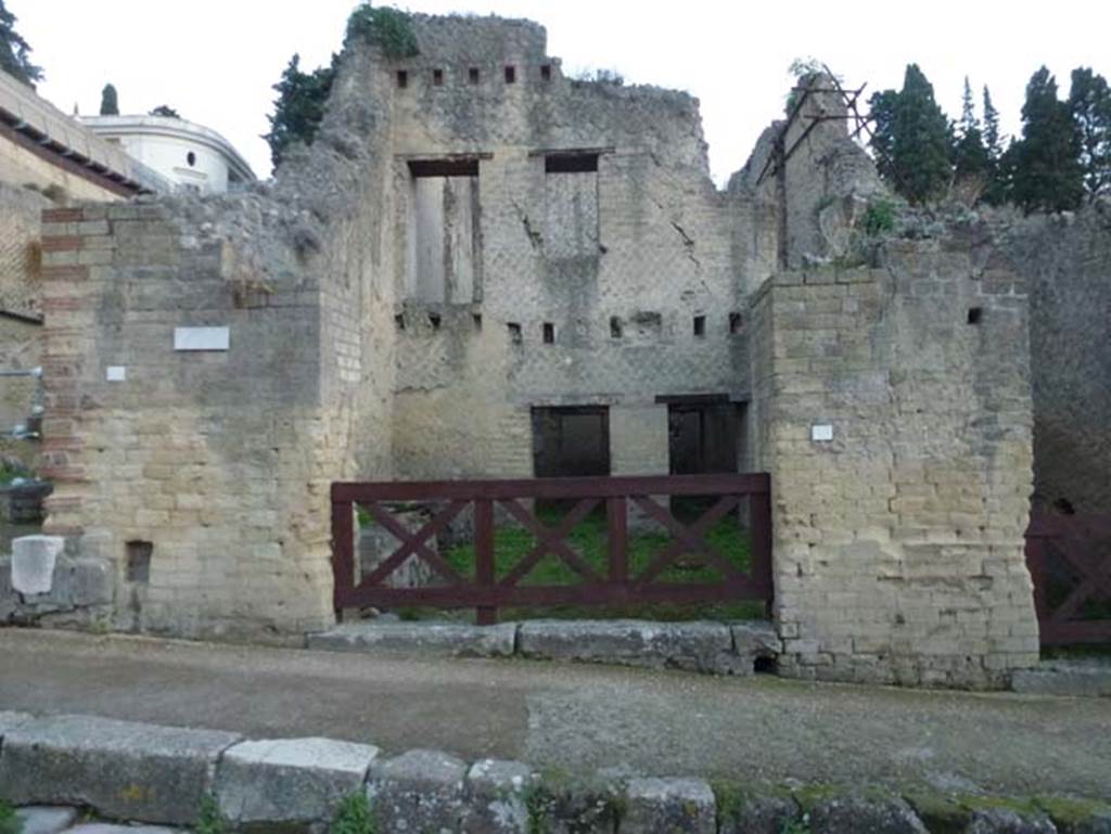 Ins. Orientalis II.18, Herculaneum. October 2012. Looking east towards entrance doorway. Photo courtesy of Michael Binns.